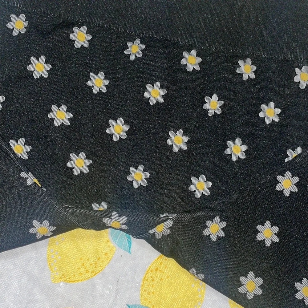 •NO BOUNDARIES•NWOT BLACK SEAMLESS FLOWER HIGH WAISTED BIKER SHORTS SIZE SMALL